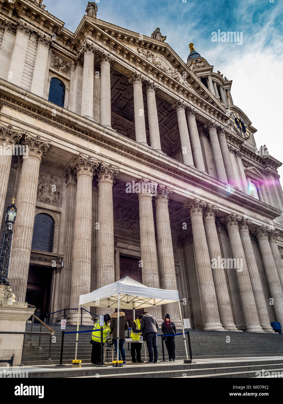 Sicurezza e controllo delle borse al di fuori dalla cattedrale di St Paul, Londra, Regno Unito come un risultato di attacchi terroristici nella capitale. Foto Stock