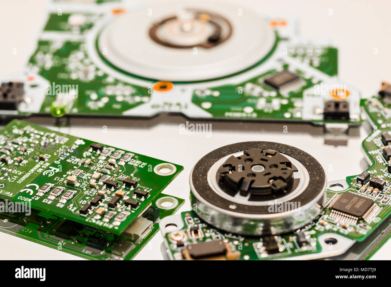 In prossimità del disco per computer i componenti di trasmissione che mostra stampato scheda microchip Foto Stock