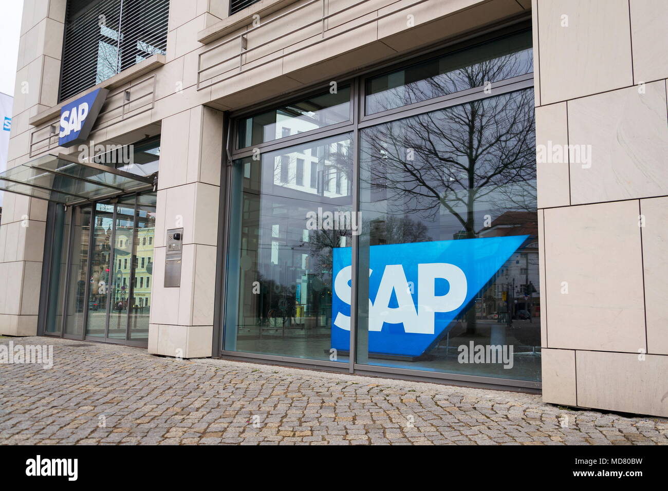 DRESDEN, Germania - 1 Aprile 2018: SAP multinazionale di software corporation logo sul quartier generale il 1 aprile 2018 a Dresda, in Germania. Foto Stock