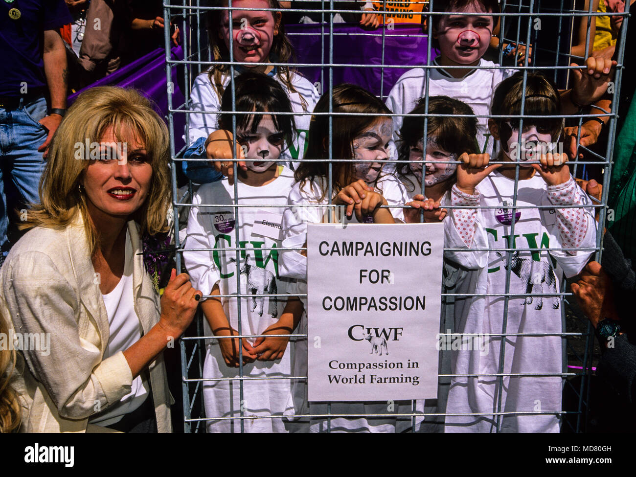 Joanna Lumley e i bambini in una gabbia che rappresentano animali, smettere di vivere la campagna di esportazione, Londra, Inghilterra, Regno Unito, GB. Foto Stock