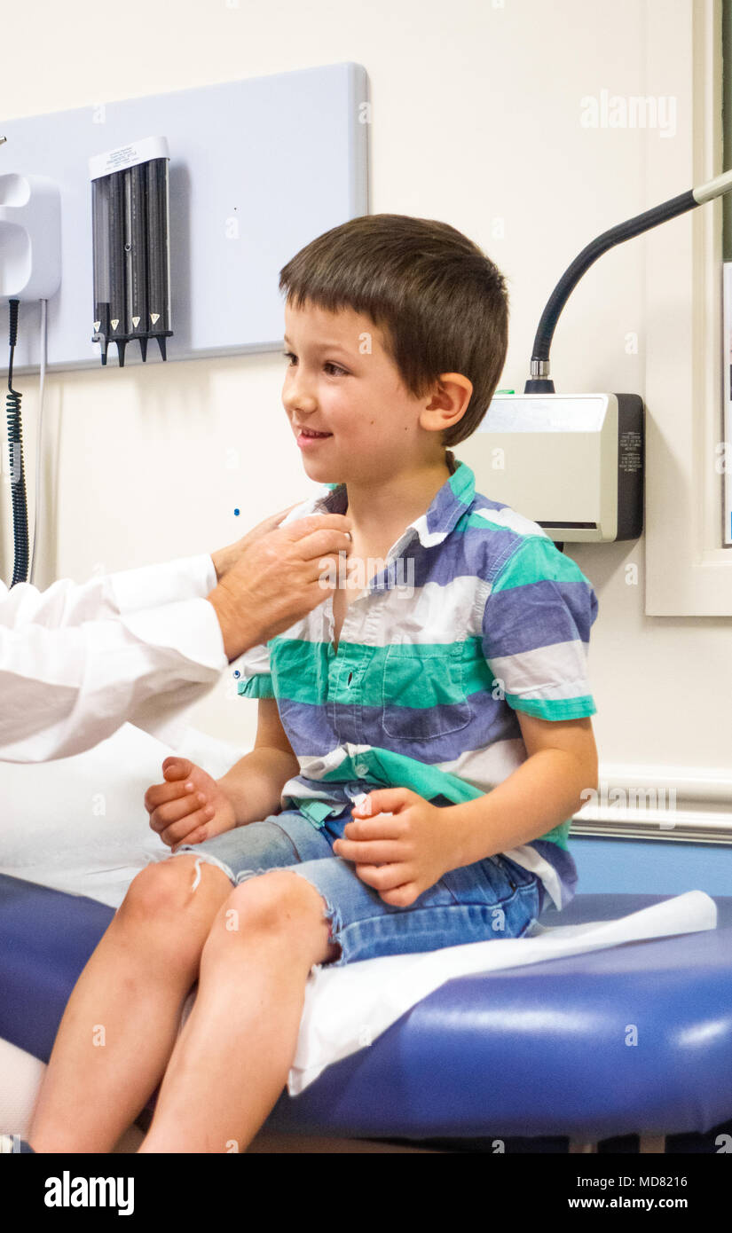 Medico esaminando ragazzo in clinica Foto Stock