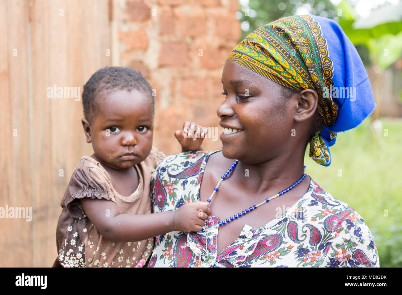 Uganda. 09 giugno 2017. Un felice e sorridente giovane donna africana tenendo in braccio il bambino. Foto Stock