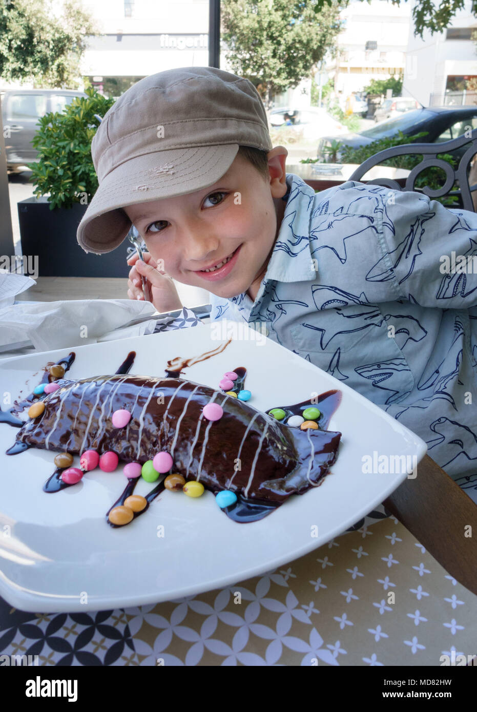 Ritratto del ragazzino con dessert al cioccolato sulla piastra di ristorante, Heraklion, Grecia Foto Stock
