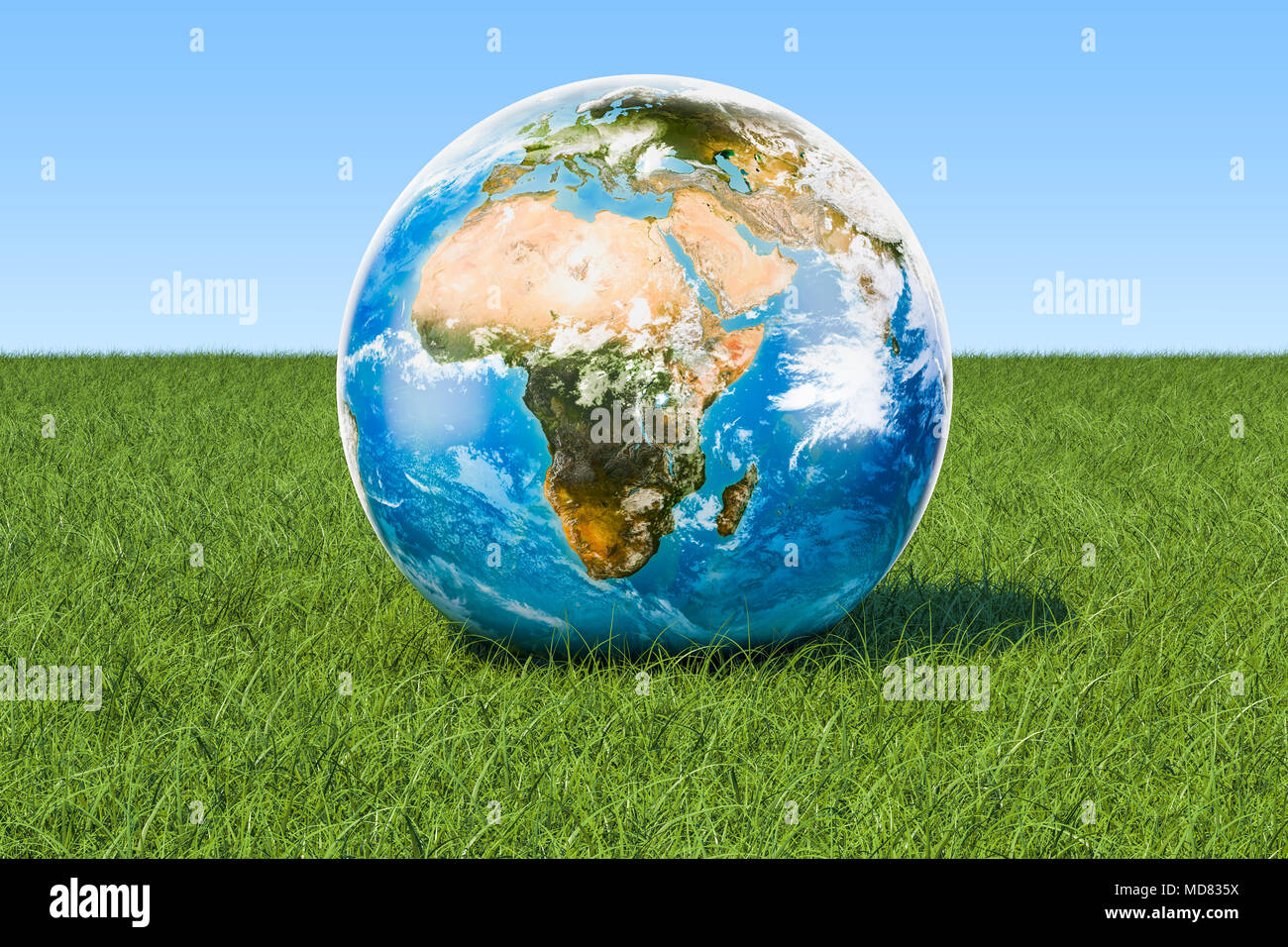 Concetto di eco. Globo terrestre sull'erba verde contro il cielo blu, rendering 3D Foto Stock