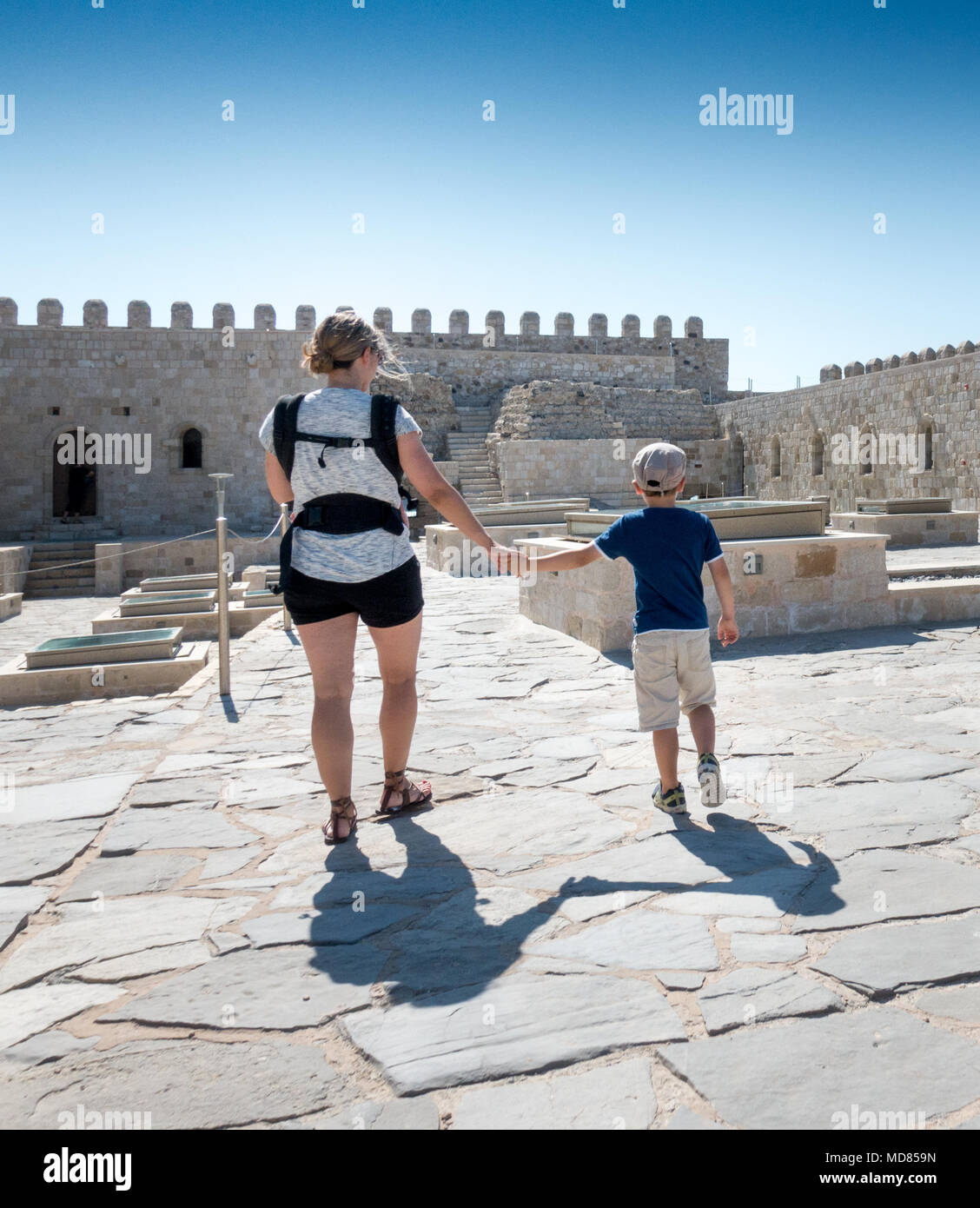 Madre e figlio al Venetian fort Koules, Heraklion, Grecia Foto Stock