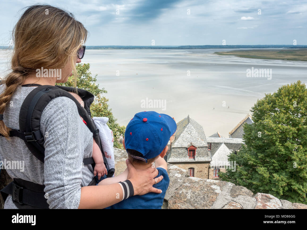 Vista posteriore di madre e figlio guardando la spiaggia e il mare, Bretagna, Francia, Europa Foto Stock