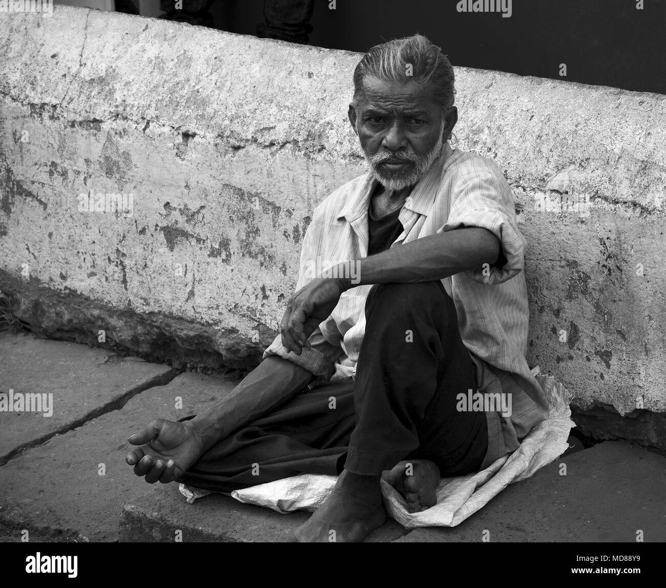 Uomo a mendicare per le strade di Mumbai, India Foto Stock