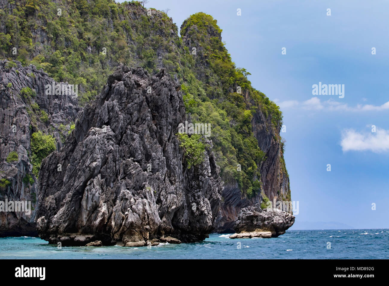 Abbandonato calcare isola nel mare delle Andamane myanmar Foto Stock