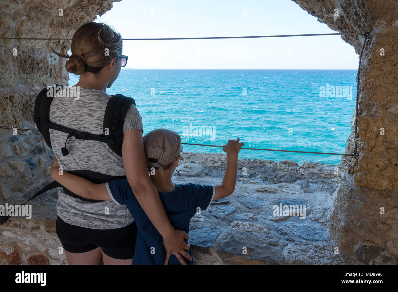 Madre e figlio ammirando paesaggi marini da Koules fortezza, Heraklion, Grecia Foto Stock