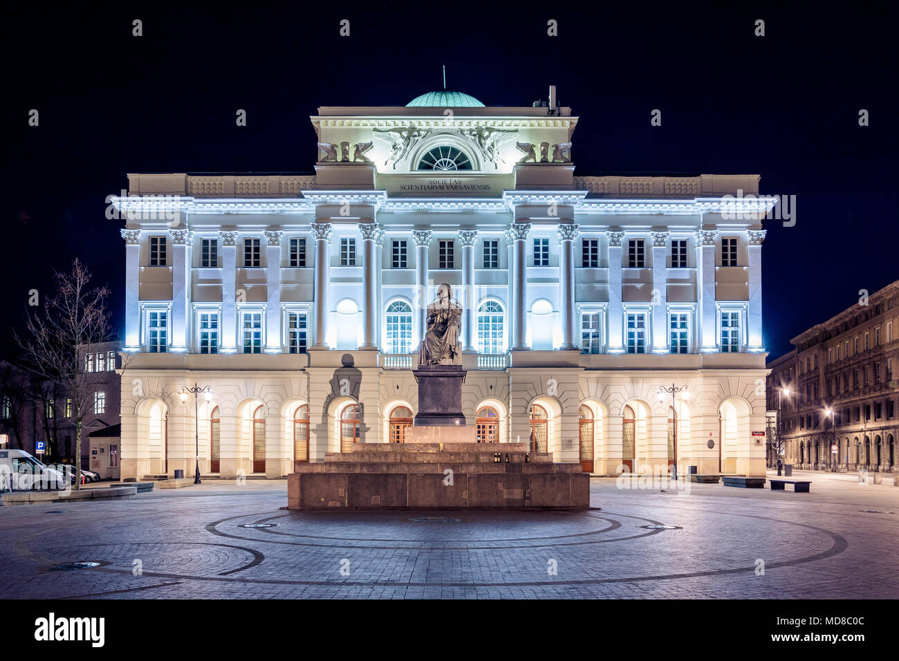 Nicolaus Copernicus monumento scolpito da Bertel Thorvaldsen di fronte Palazzo Staszic (Palac Staszica) casa dell Accademia polacca delle scienze. Foto Stock