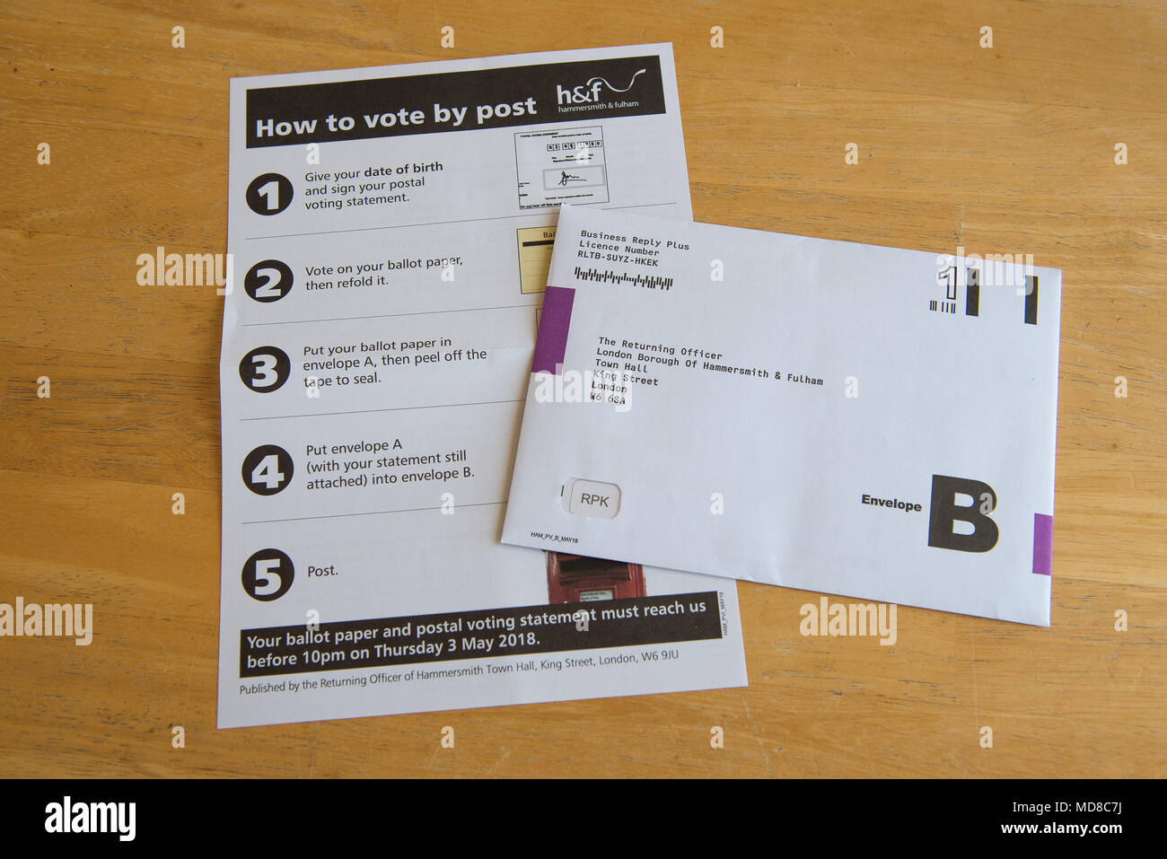 Londra, Regno Unito. Il 17 aprile 2018. Voto cartaceo per il voto postale in un elezioni locali 2018 nel Regno Unito. Credito: Marcin urbana/Alamy Live News Foto Stock