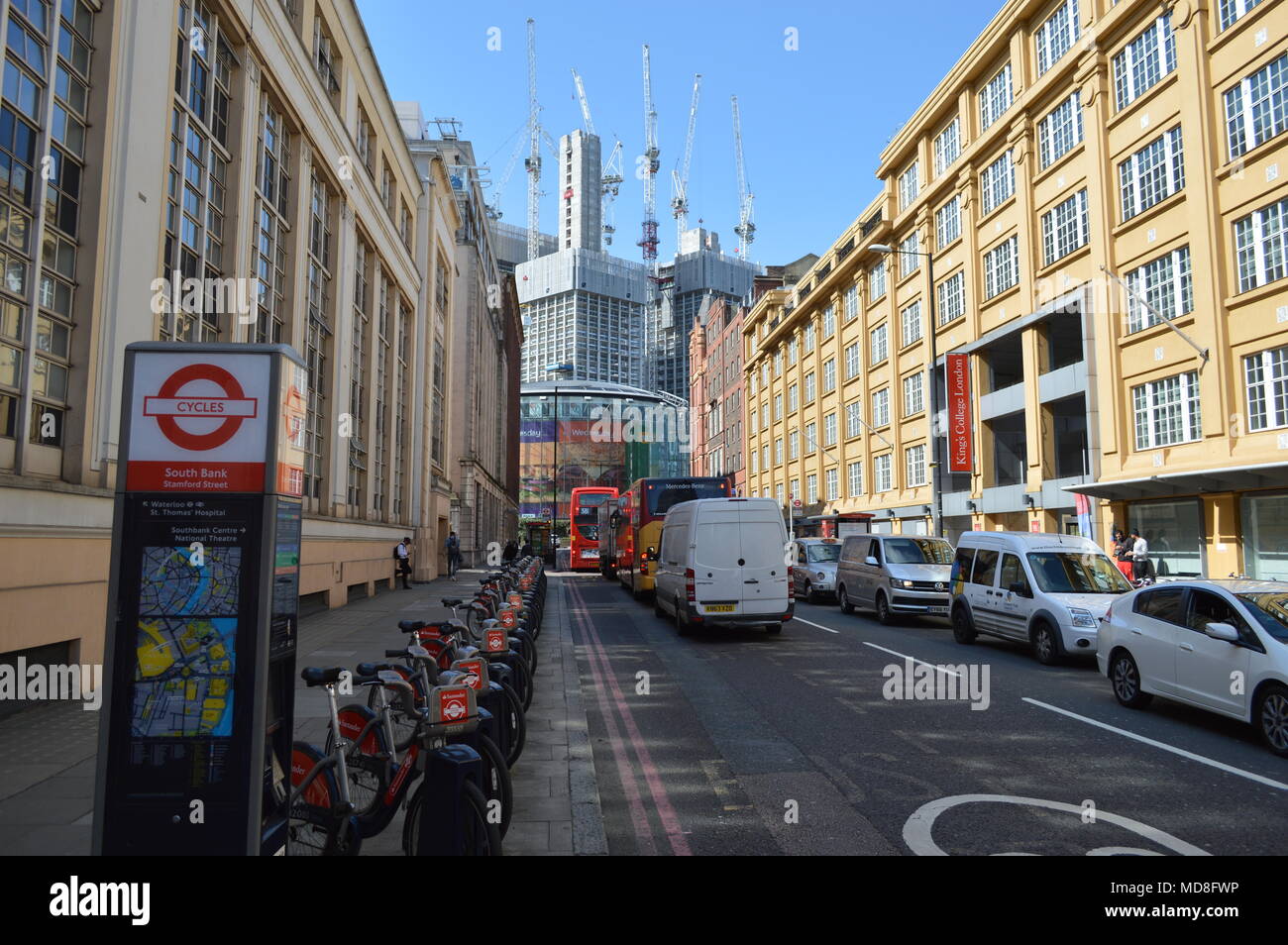 Una vista giù per Stamford Street verso l'Imax a Londra Foto Stock