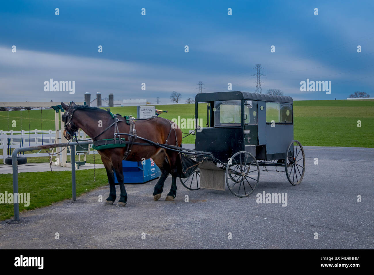 In Pennsylvania, USA, aprile, 18, 2018: Outdoor View di parcheggiato Amish buggy carrello in una fattoria con un cavallo usato per tirare l'auto per le strade Foto Stock