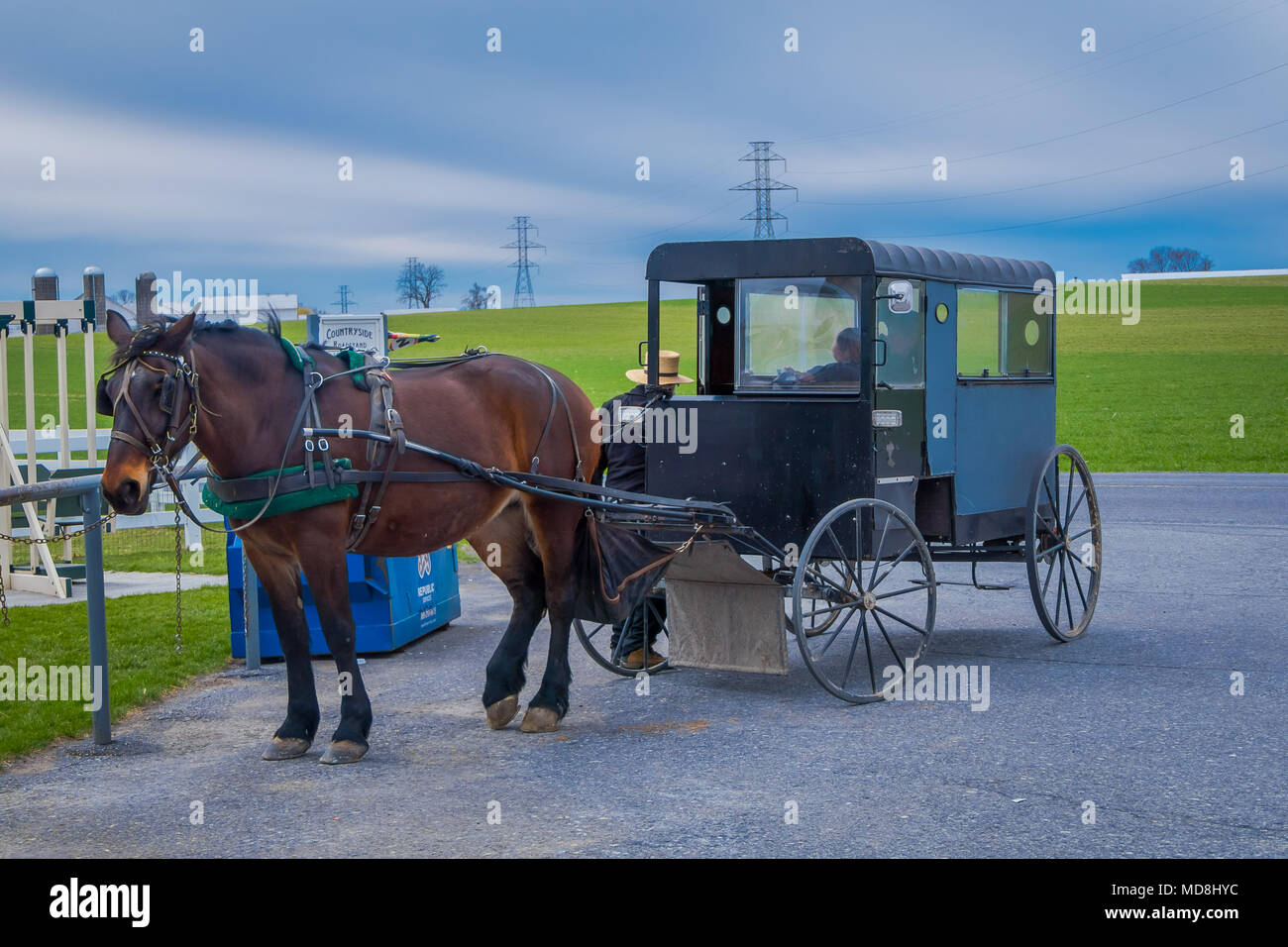In Pennsylvania, USA, aprile, 18, 2018: Outdoor View di parcheggiato Amish buggy carrello in una fattoria con un cavallo usato per tirare l'auto per le strade Foto Stock