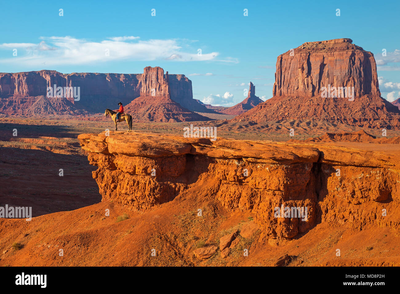 Il John Ford il punto di vista dell'interno il parco tribale Navajo Monument Valley con un Navajo Horseman staging la scena del film Stagecoach, Arizona, Stati Uniti d'America Foto Stock