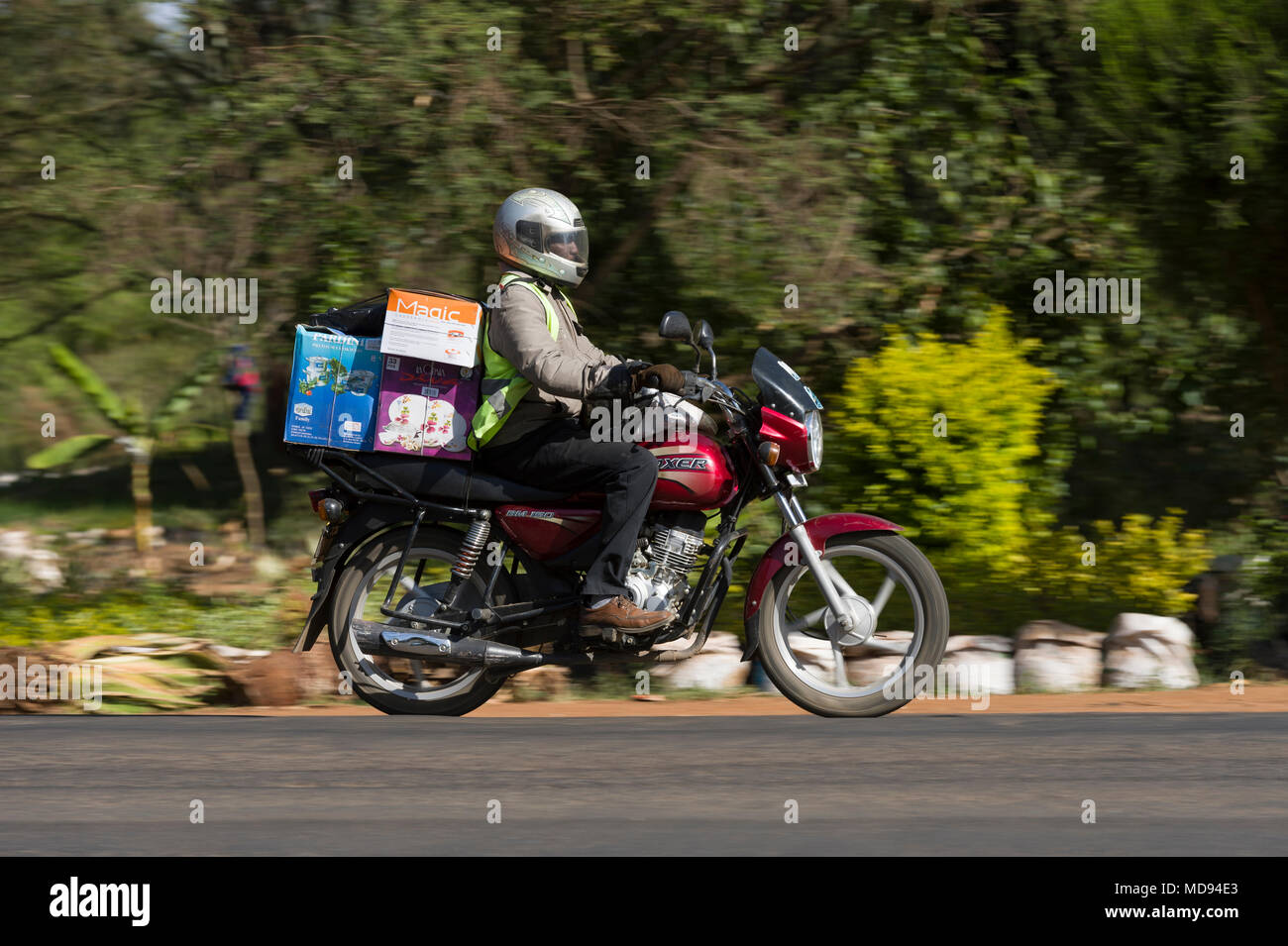 Un motociclo taxi, sapere come Boda boda in Africa orientale vengono utilizzati per il trasporto di persone e merci. Boda boda hanno molto scarsa in termini di sicurezza ma una majo Foto Stock