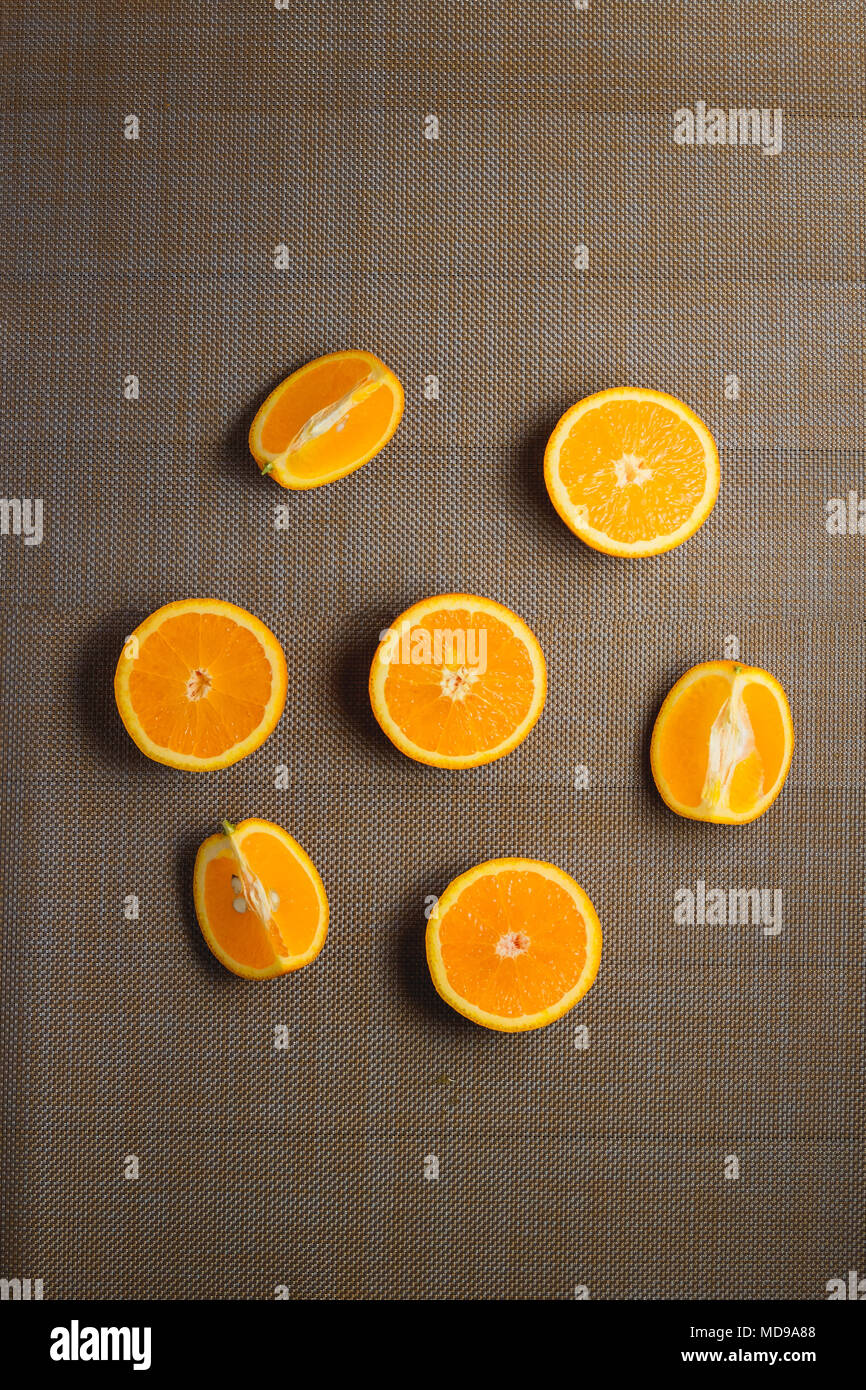 Fette di arancia. Frutta organica su sfondo scuro. Un sano concetto. Vista dall'alto. Foto Stock