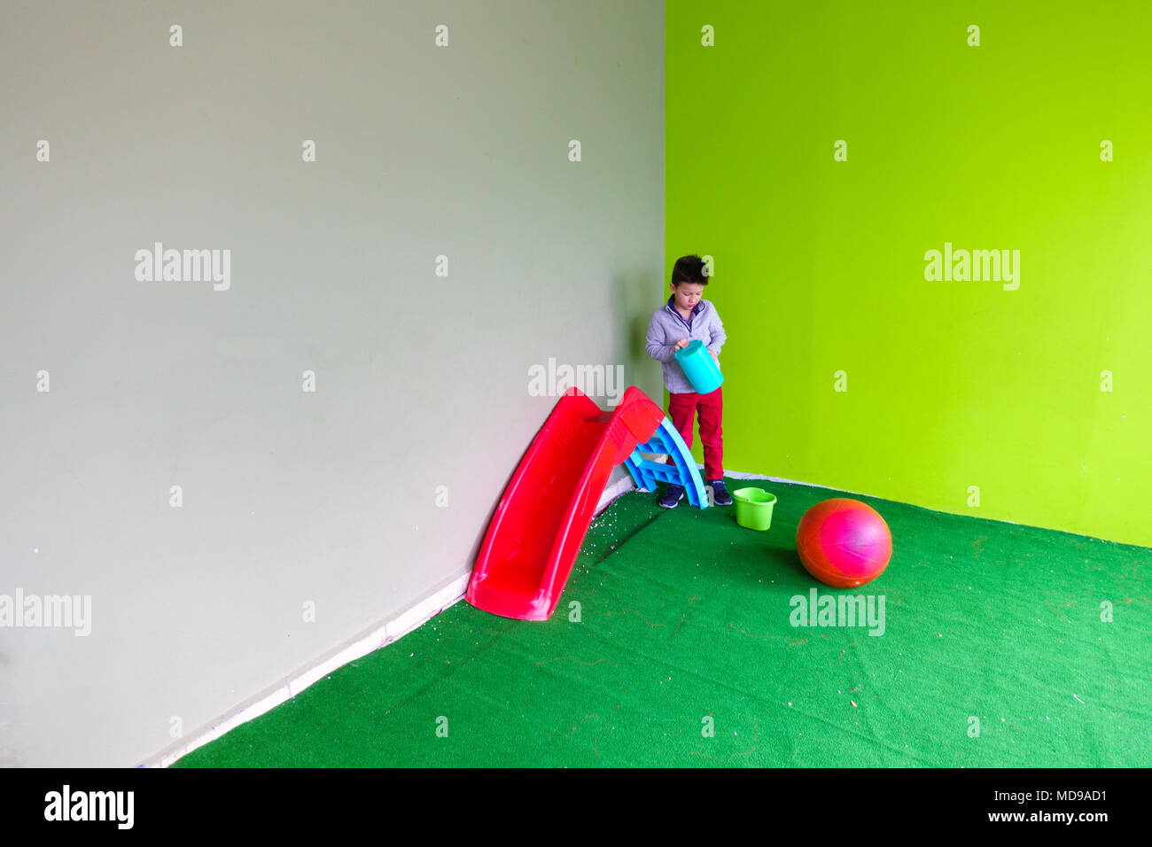 Ragazzo giocando in interni con attrezzature per il gioco, Grecia Foto Stock