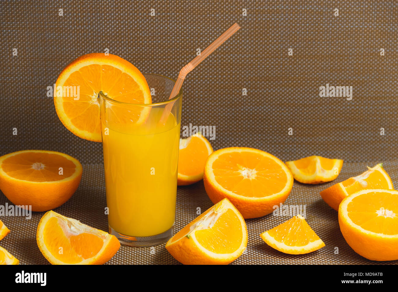 Fette di arancia e bere succo di frutta su sfondo scuro. Un sano concetto. Foto Stock