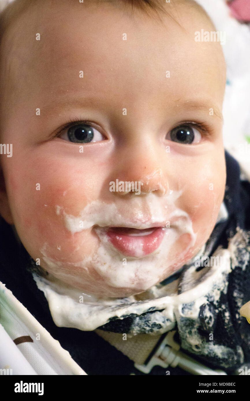 Ritratto di poco confuso baby boy con cibo attorno alla bocca Foto Stock