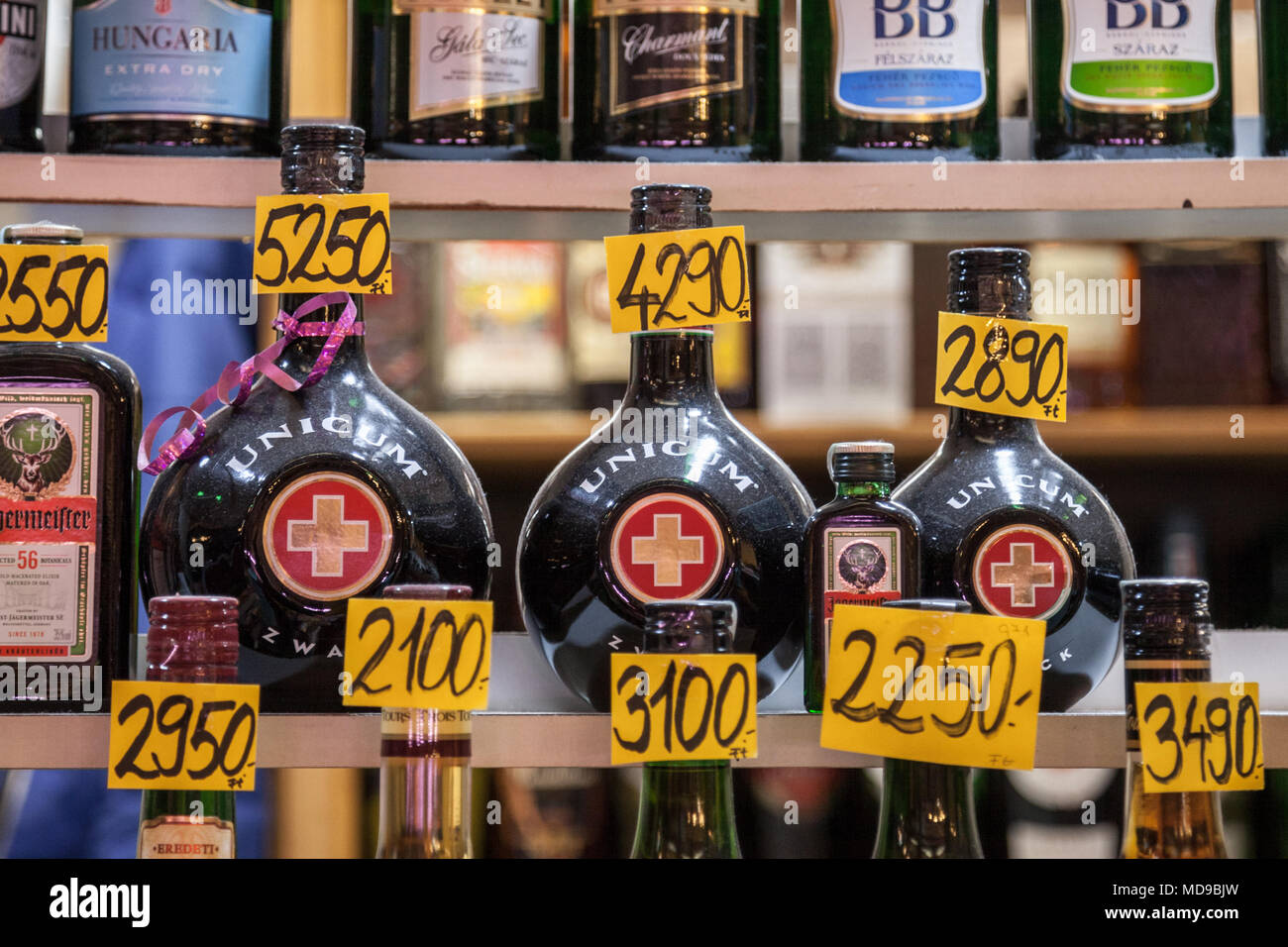 BUDAPEST, Ungheria - 6 Aprile 2018: Unicum di bottiglie per la vendita su un mercato ungherese. Unicum Zwack è uno di Ungheria più famosa immagine di liquore di Unicum Foto Stock