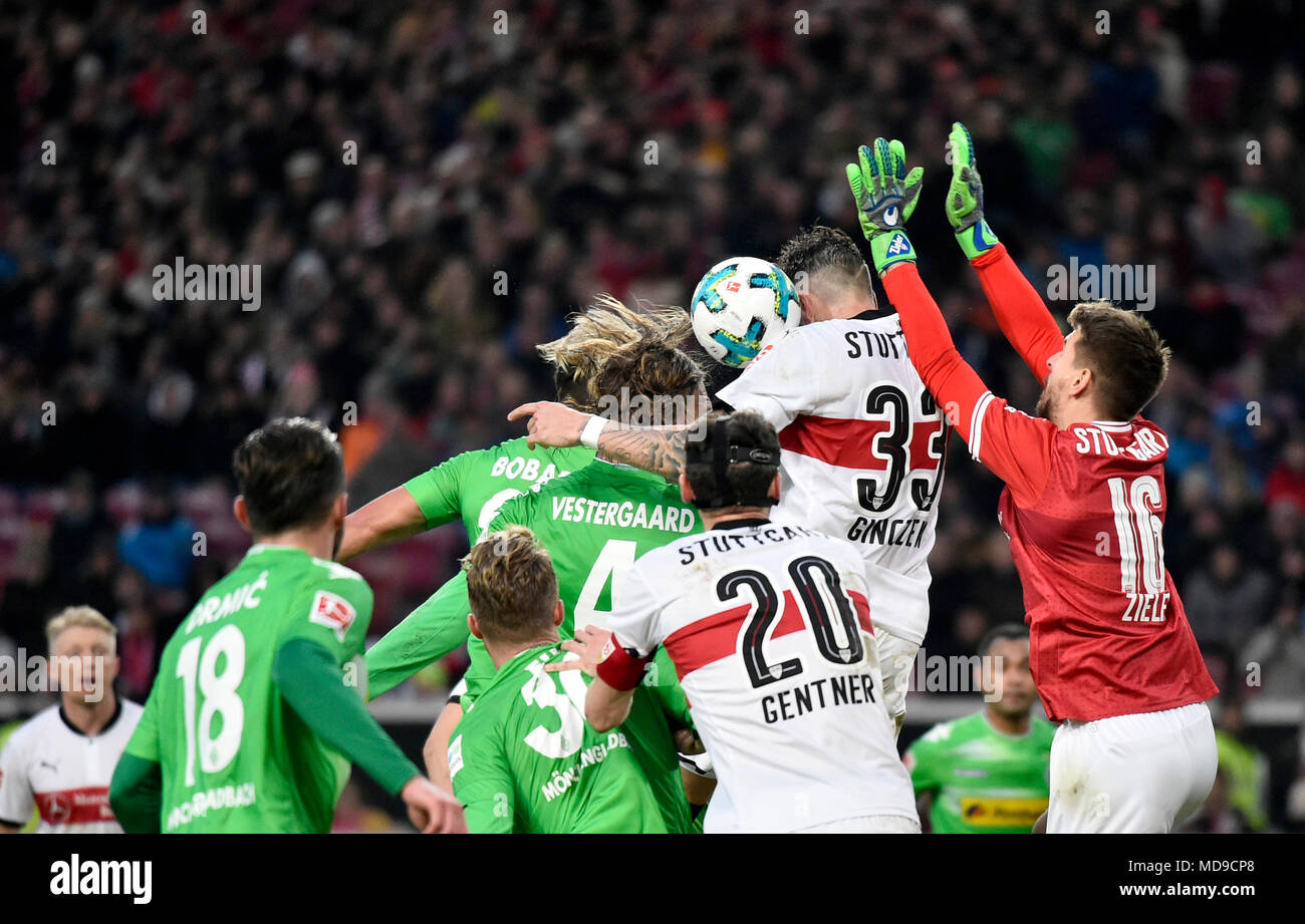 Obiettivo-scena Duello di testata, portiere Ron-Robert Zieler e Daniel Ginczek del VfB Stuttgart contro Jannik Vestergaard del Borussia Foto Stock