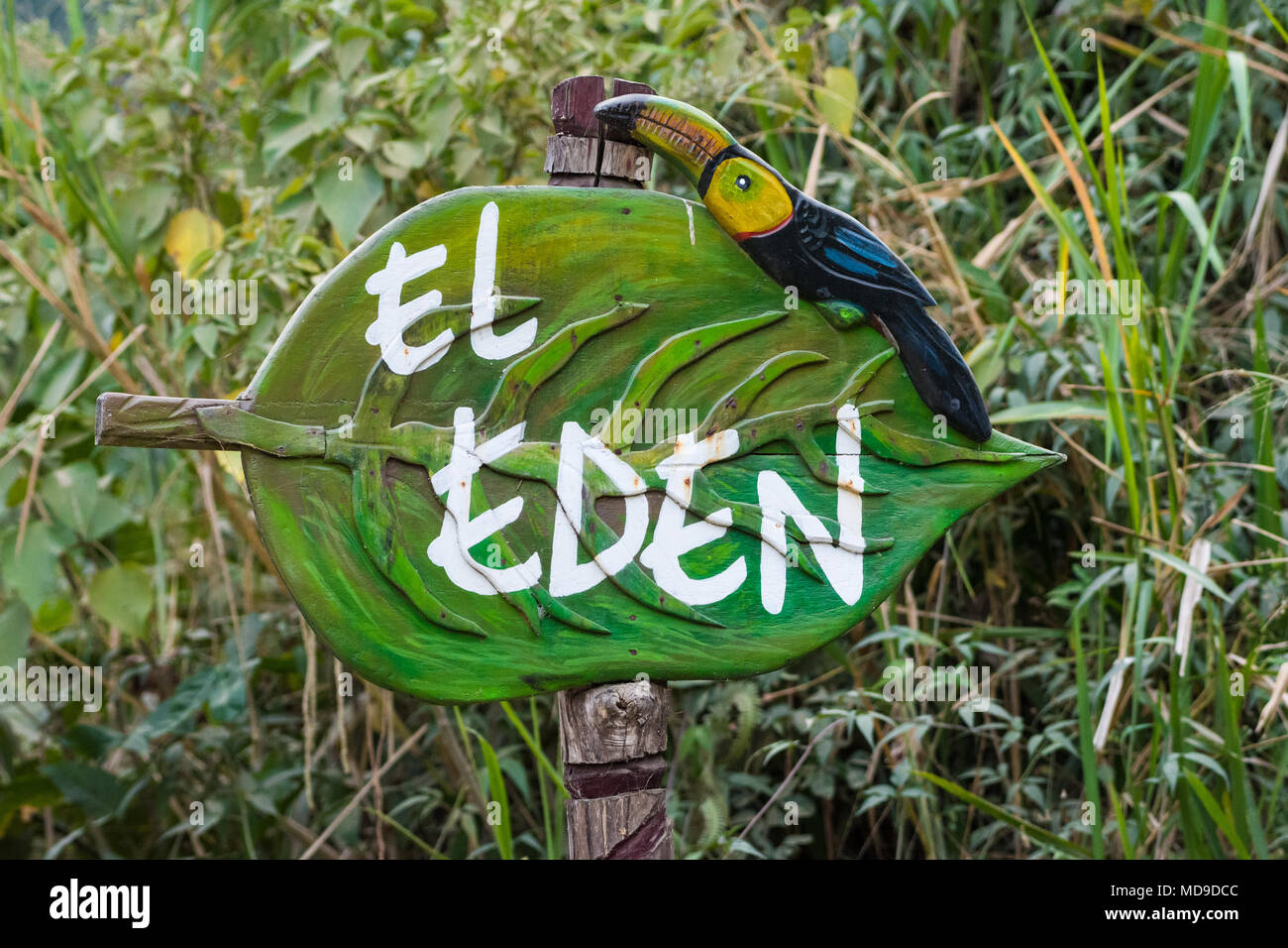 Colori vivaci, dipinte a mano cartello in legno a El Eden. La Colombia, Sud America. Foto Stock