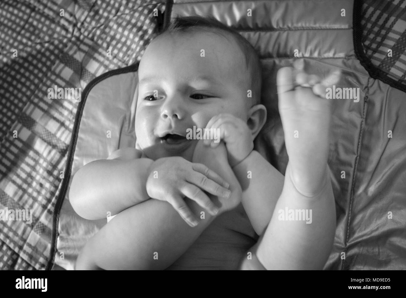 Baby boy pannolino cambiando e giocare con il piede, Grecia Foto Stock