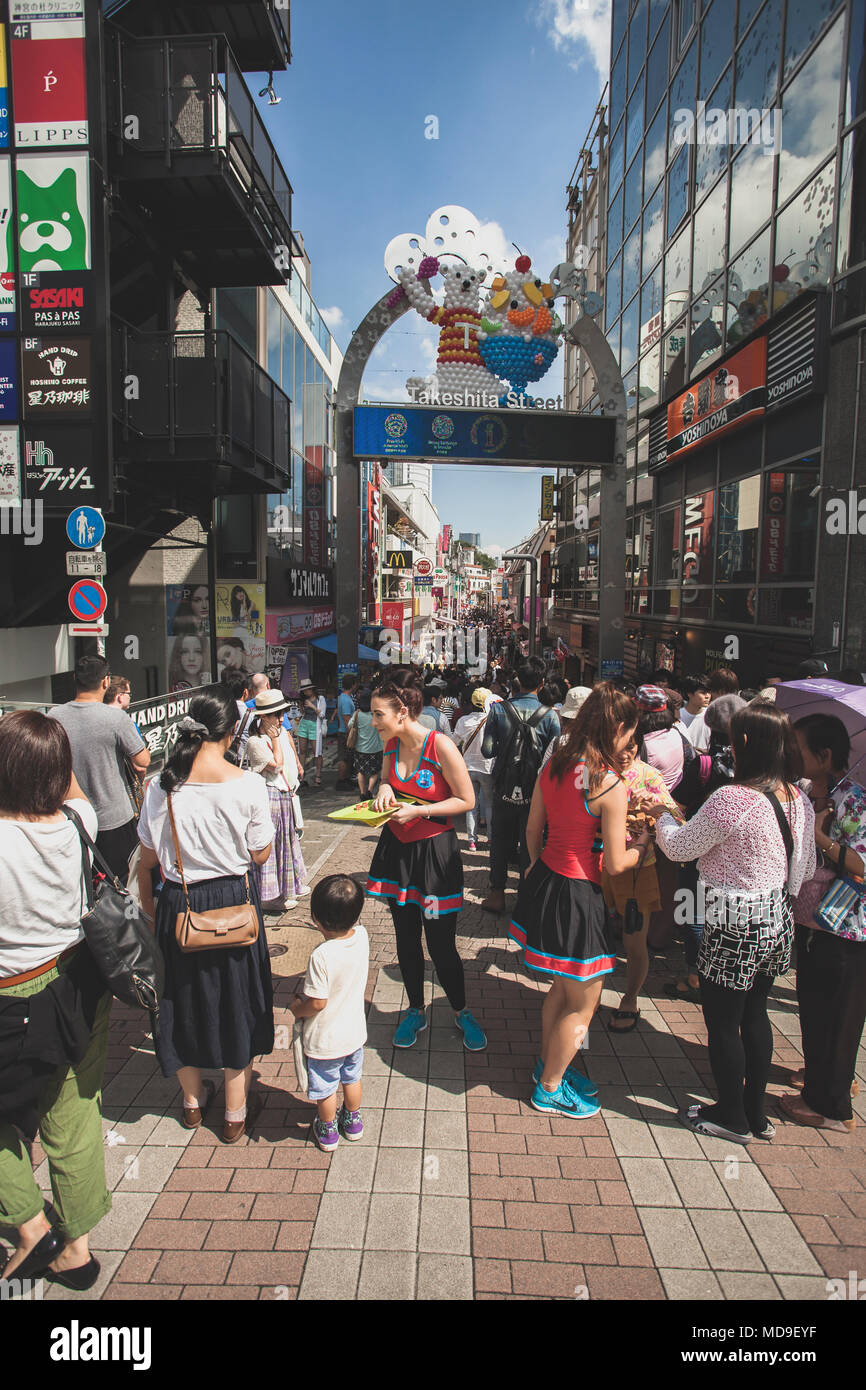 TOKYO GIAPPONE - SETTEMBRE12,2015 : un ampio numero di passeggiate turistiche in takeshita street più popolare destinazione di viaggio in harajuku TOKYO GIAPPONE Foto Stock