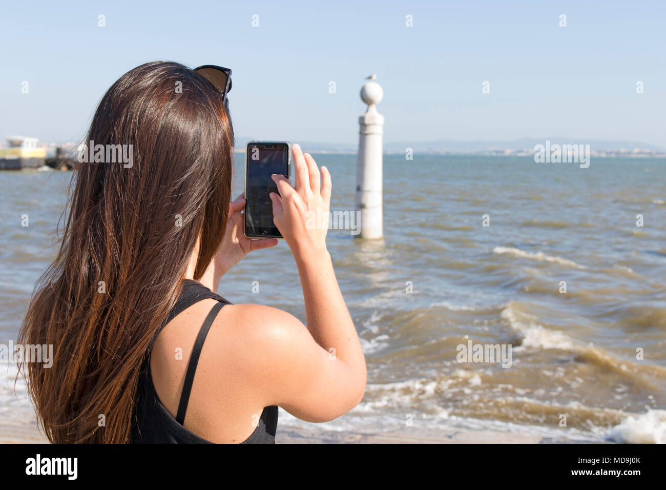 Giovane donna di scattare una foto a Lisbona, Portogallo Foto Stock