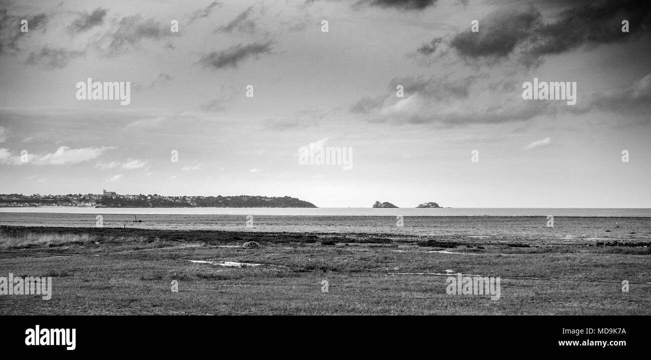 Vista panoramica del mare, terra e orizzonte, Brittany, Francia, Europa Foto Stock