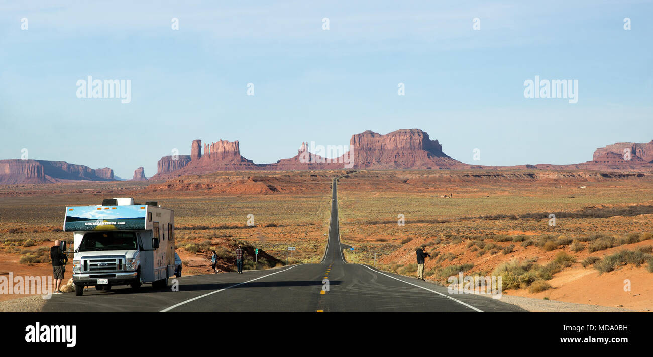Turisti e camper ci lungo le due corsie di asfalto highway 163 in Utah e Arizona con Monument Valley in background Foto Stock