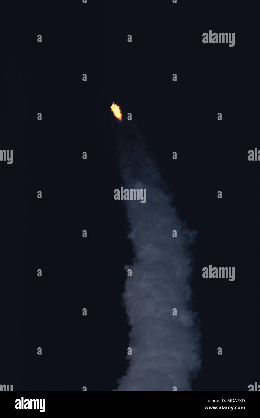 Cape Canaveral, STATI UNITI D'AMERICA. Xviii Apr, 2018. Un SpaceX Falcon 9 rocket portando la NASA in transito esopianeta sondaggio blasti Satellite off from Space Launch Complex 40 alla Cape Canaveral Air Force Station Aprile 18, 2018 in Cape Canaveral, in Florida. Il tess satellite sarà la ricerca di pianeti al di fuori del nostro sistema solare. Credito: Planetpix/Alamy Live News Foto Stock