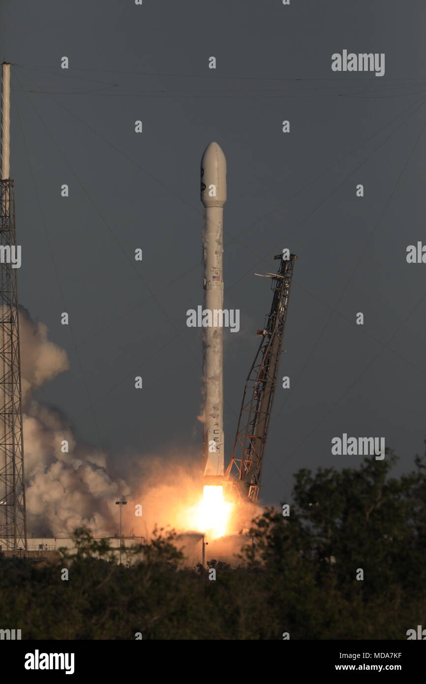 Cape Canaveral, STATI UNITI D'AMERICA. Xviii Apr, 2018. Un SpaceX Falcon 9 rocket portando la NASA in transito esopianeta sondaggio blasti Satellite off from Space Launch Complex 40 alla Cape Canaveral Air Force Station Aprile 18, 2018 in Cape Canaveral, in Florida. Il tess satellite sarà la ricerca di pianeti al di fuori del nostro sistema solare. Credito: Planetpix/Alamy Live News Foto Stock
