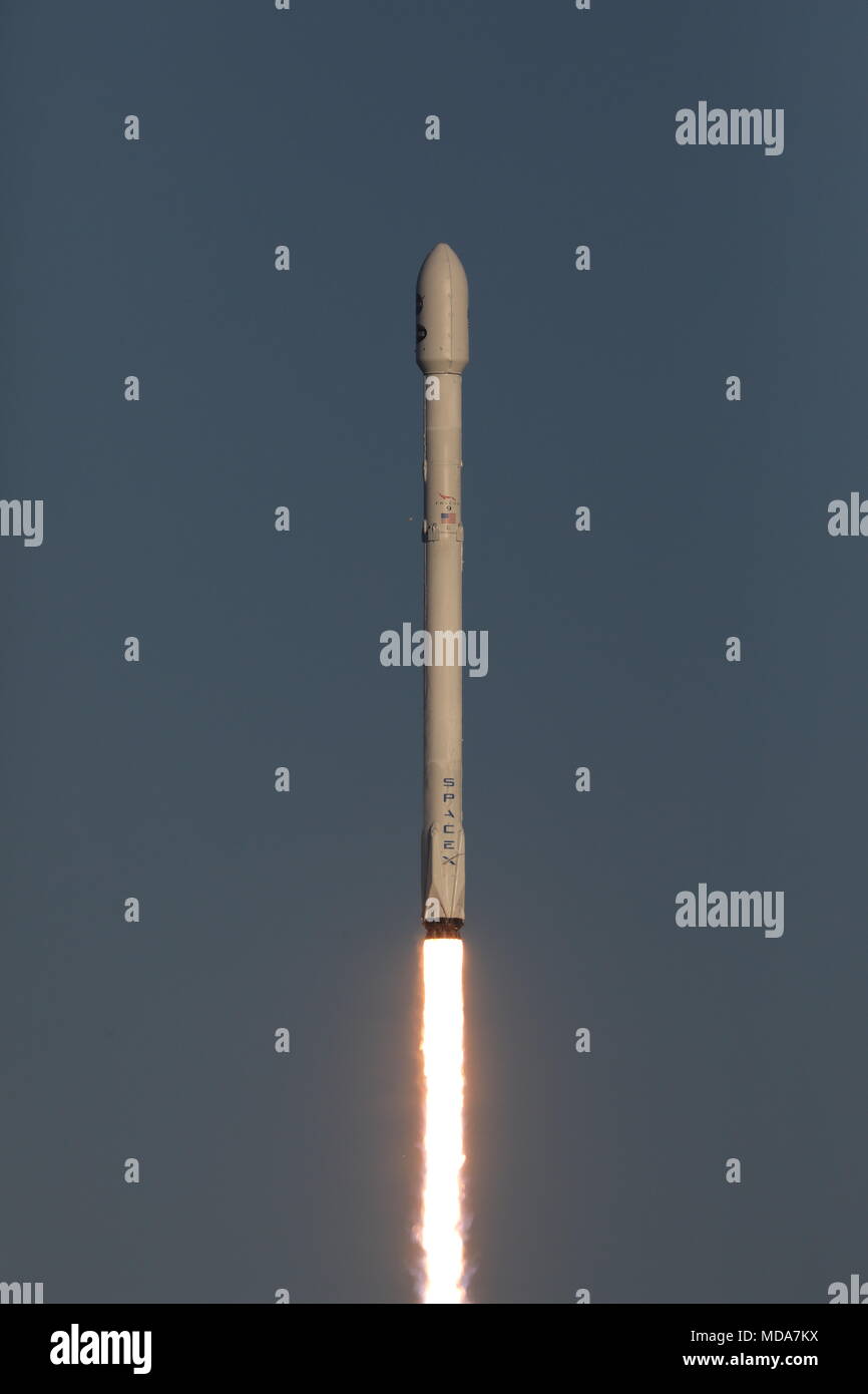 Cape Canaveral, STATI UNITI D'AMERICA. Xviii Apr, 2018. Un SpaceX Falcon 9 rocket portando la NASA in transito esopianeta sondaggio blasti Satellite off from Space Launch Complex 40 alla Cape Canaveral Air Force Station Aprile 18, 2018 in Cape Canaveral, in Florida. Il tess satellite sarà la ricerca di pianeti al di fuori del nostro sistema solare. Credito: Planetpix/Alamy Live News Foto Stock