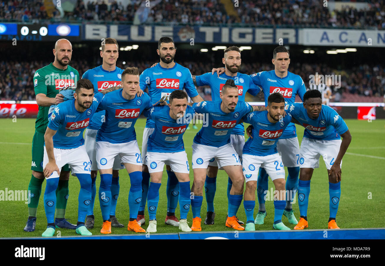 Team line-up durante la serie di una partita di calcio tra SSC Napoli e Udinese Calcio presso lo Stadio San Paolo. Foto Stock
