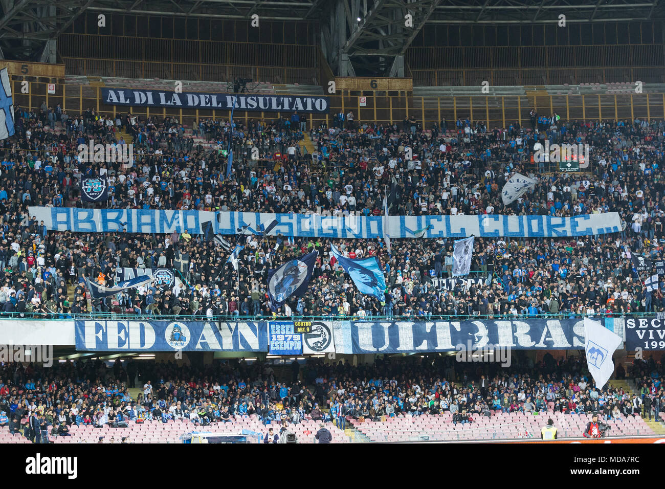 I sostenitori di SSC Napoli in azione durante la serie di una partita di calcio tra SSC Napoli e Udinese Calcio presso lo Stadio San Paolo. Foto Stock