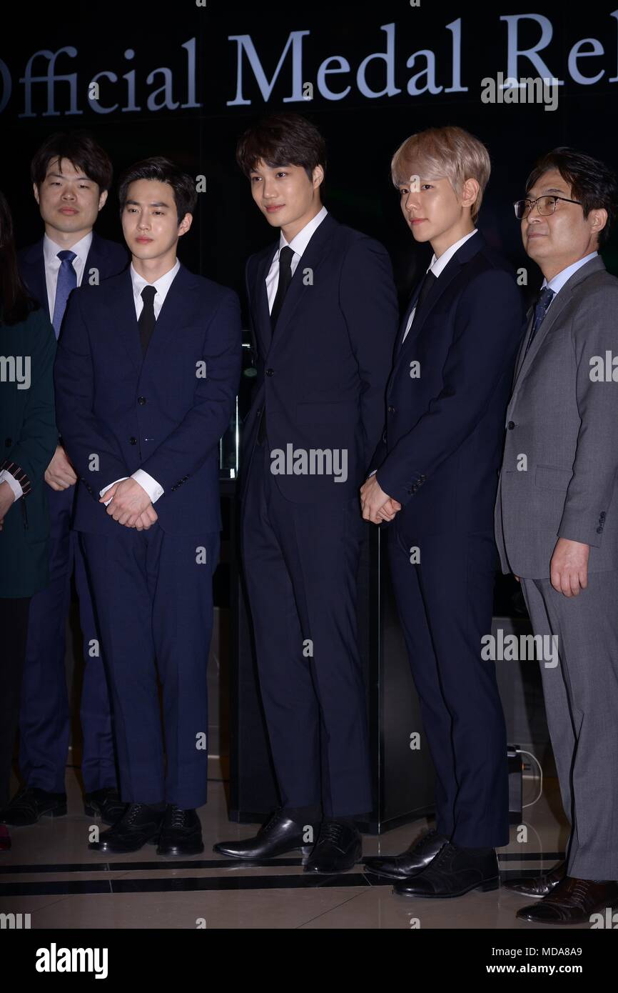 Seul in Corea. Xviii Apr, 2018. Byun Baek-hyun, Suho e Kai hanno partecipato alla cerimonia di emissione della eso ufficiale di monete commemorative a Samseong-dong di Seoul, Corea il 18 aprile, 2018.(Cina e Corea diritti) Credito: TopPhoto/Alamy Live News Foto Stock