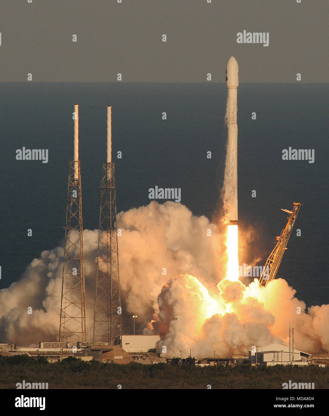 Cape Canaveral, STATI UNITI D'AMERICA. Xviii Apr, 2018. Un SpaceX Falcon 9 che porta a razzo NASA in transito Exoplanet Survey Satellite (TESS) lancia from Space Launch Complex 40 alla Cape Canaveral Air Force Station in Florida il 18 aprile 2018. Il tess satellite sarà condotta una di due anni per la ricerca di pianeti al di fuori del nostro sistema solare. (Paul Hennessy/Alamy) Credito: Paul Hennessy/Alamy Live News Foto Stock