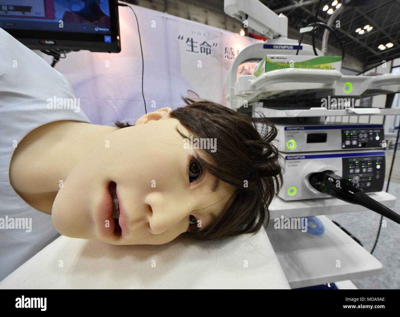 Tokyo, Giappone. Xix Apr, 2018. Un simulatore di robot per l'istruzione medica con realistica aspetto umano e la struttura interna è in dimostrazione presso Medtec Giappone 2018, l'Asia largestexhibition dedicata alla progettazione di dispositivi medici e industria manifatturiera che si terrà presso il Big Sight exhibition hall a Tokyo il giovedì 19 aprile, 2918. Più di 560 espositori provenienti da 25 paesi di tutto il mondo stanno mostrando le loro tecnologie e i servizi più recenti nei quattro giorni di fiera. Credito: Natsuki Sakai/AFLO/Alamy Live News Foto Stock