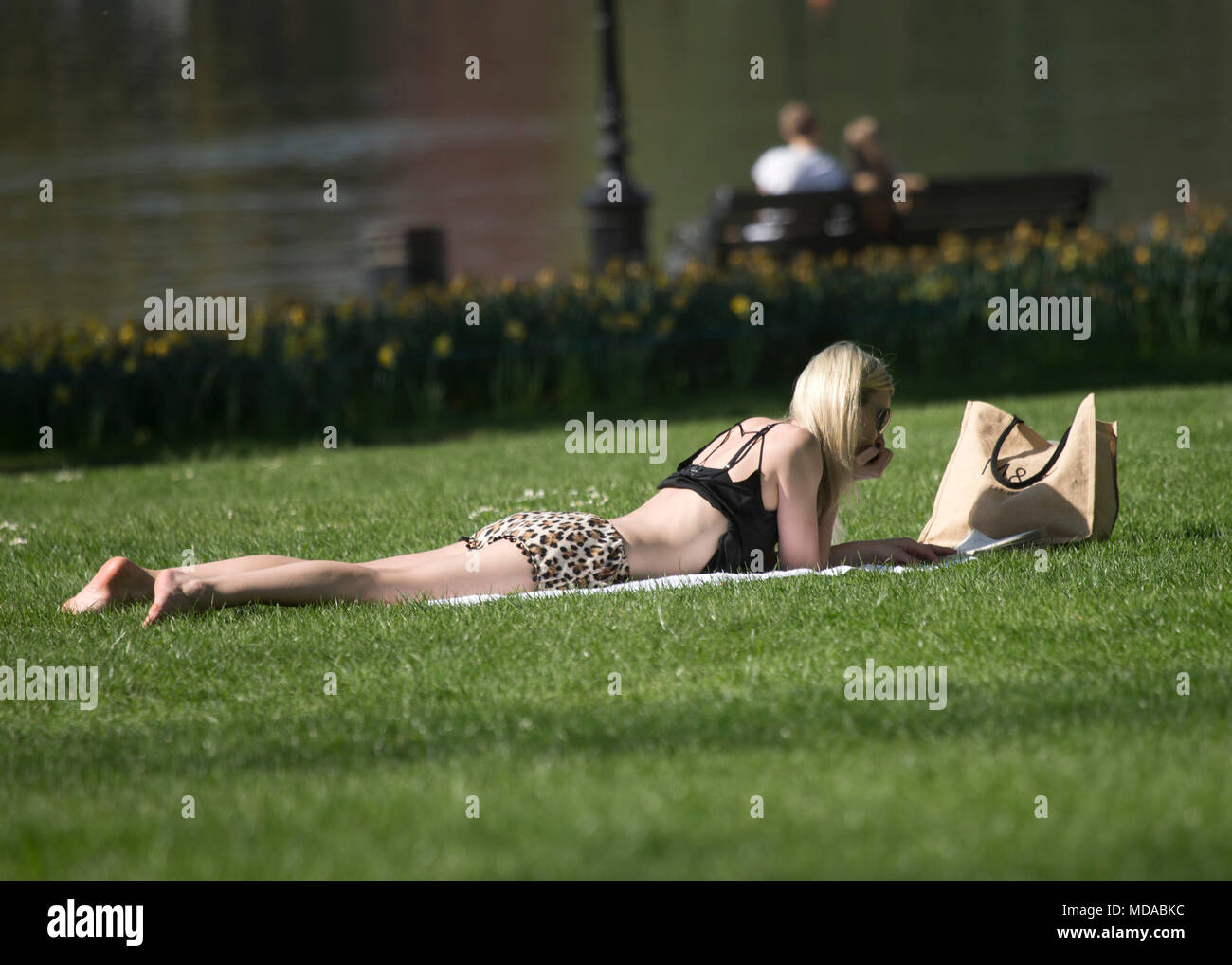 Hyde Park, London, Regno Unito. 18 Aprile, 2018. Regno Unito: Meteo persone godendo il sole in Hyde Park.Hyde Park, Londra. Credito: Sebastian Remme/Alamy Live News Foto Stock