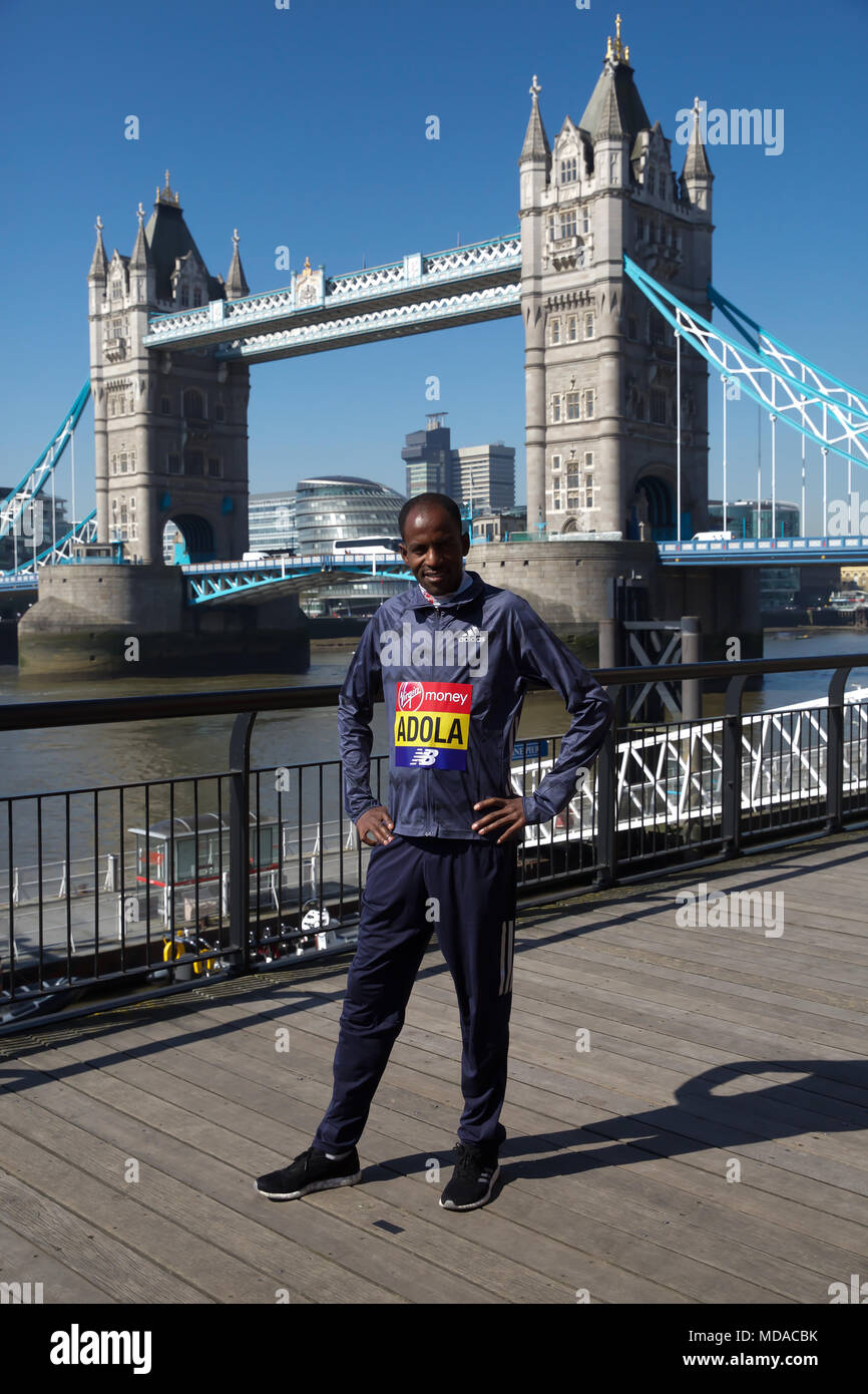 Londra, UK, 19 aprile 2018,Elite Uomini Maratona di Londra Photocall avviene mediante il Tower Bridge con Guye Adola,prima della Maratona di domenica.Credit Keith Larby/Alamy Live News Foto Stock