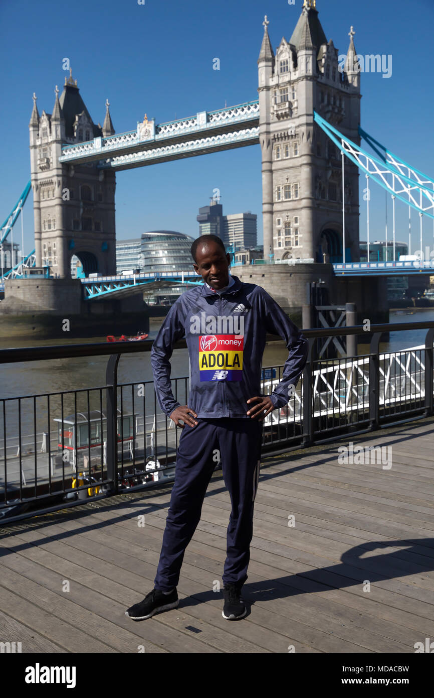 Londra, UK, 19 aprile 2018,Elite Uomini Maratona di Londra Photocall avviene mediante il Tower Bridge con Guye Adola,prima della Maratona di domenica.Credit Keith Larby/Alamy Live News Foto Stock