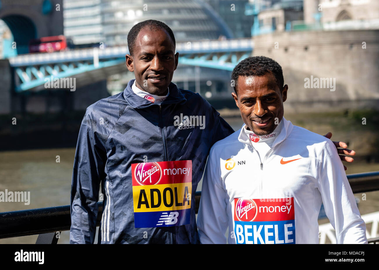Londra, Regno Unito. 19 aprile 2018, Londra, Regno Unito. Maratona, Uomini Elite corridori Guye Adola, Ethopia, (sinistra) e Kenenisa Bekele, Ethopia, Righr Credito: Ian Davidson/Alamy Live News Foto Stock