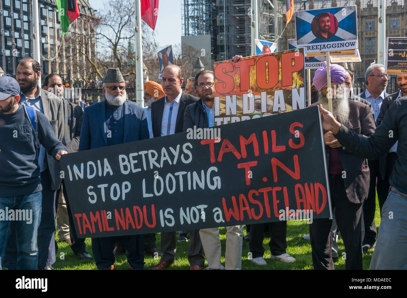 Londra, Regno Unito. Il 18 aprile 2018. Le persone in possesso di un poster " India tradisce tamil...' Kashmiris e Indiani provenienti da molte parti della Comunità, compreso il tamil, sikh, Ravidass, dalit, musulmani e altri in piazza del parlamento in segno di protesta contro il Primo Ministro Narendra Modi che dicono è perseguire politiche dettate dall'ultra-lotta supremazia indù RSS. Credito: Peter Marshall / Alamy Live News Foto Stock