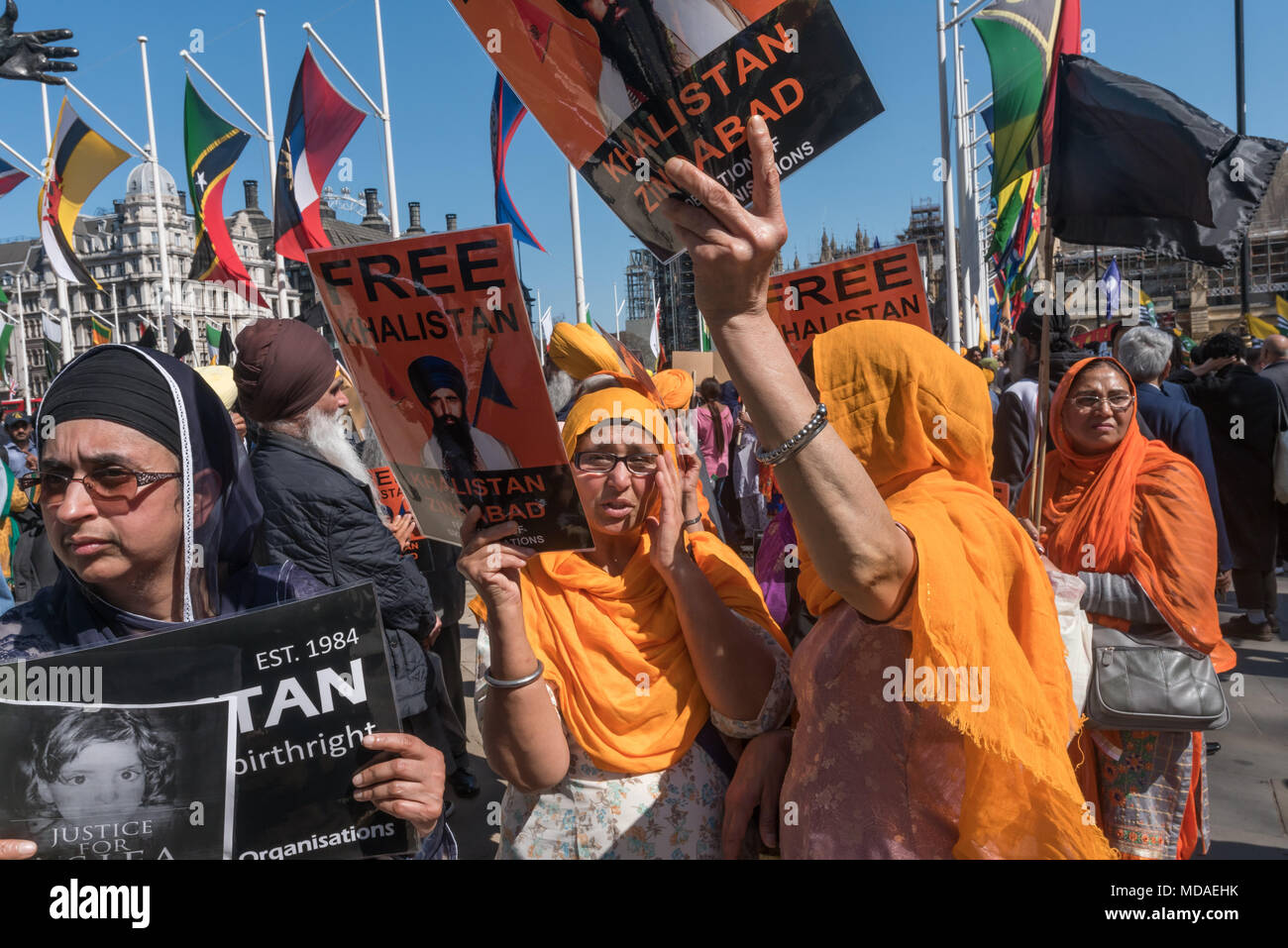 Londra, Regno Unito. Il 18 aprile 2018. La religione sikh donna chiamata per uno Stato indipendente del Khalistan. Kashmiris e Indiani provenienti da molte parti della Comunità, compreso il tamil, sikh, Ravidass, dalit, musulmani e altri in piazza del parlamento in segno di protesta contro il Primo Ministro Narendra Modi che dicono è perseguire politiche dettate dall'ultra-lotta supremazia indù RSS. Essi vogliono un termine per il suo incoraggiamento di mob violenza contro altre comunità religiose, in particolare i musulmani e i cristiani, alla sua protezione di stupratori, alla promozione della gerarchia di casta e di persecuzione dei dalit, l'assassinio Foto Stock
