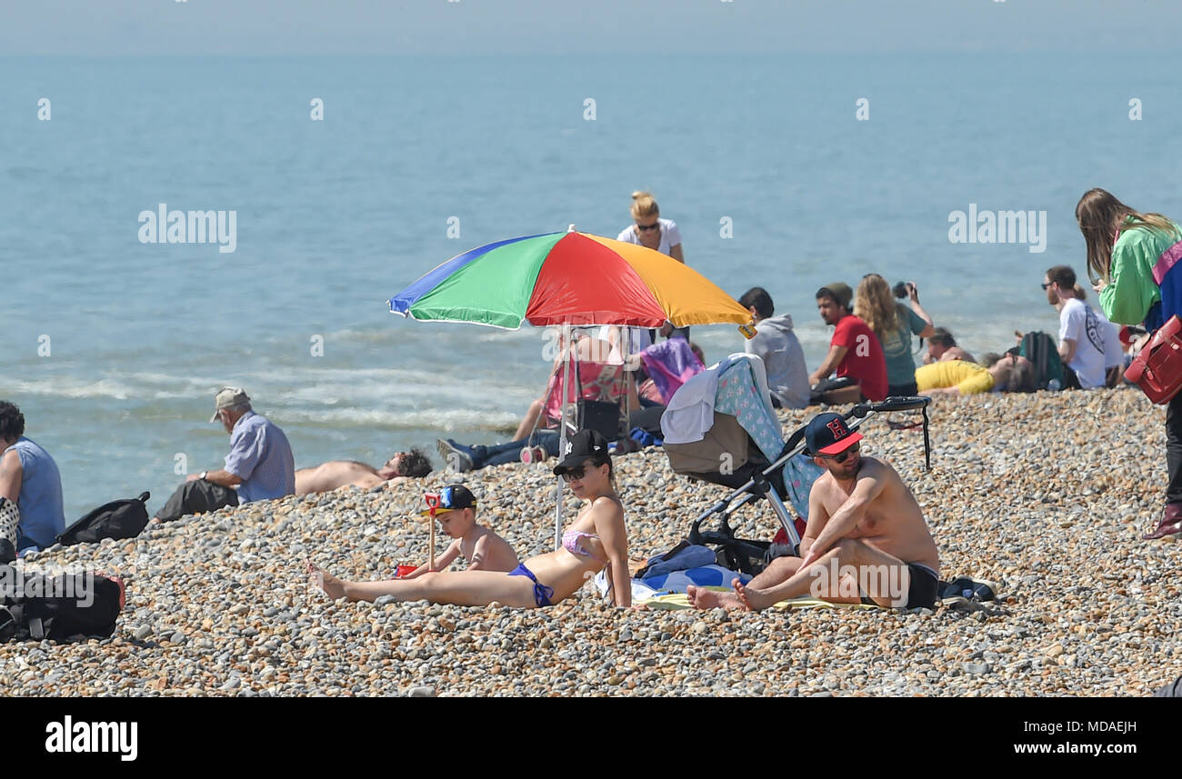 Brighton Regno Unito 19 aprile 2018 - la spiaggia di Brighton è imballato come i visitatori godere il caldo sole di oggi . Il caldo clima soleggiato è impostata per continuare in tutta la Gran Bretagna con temperature attese per raggiungere l'alta venti in alcune parti del Sud Est Credito: Simon Dack/Alamy Live News Foto Stock