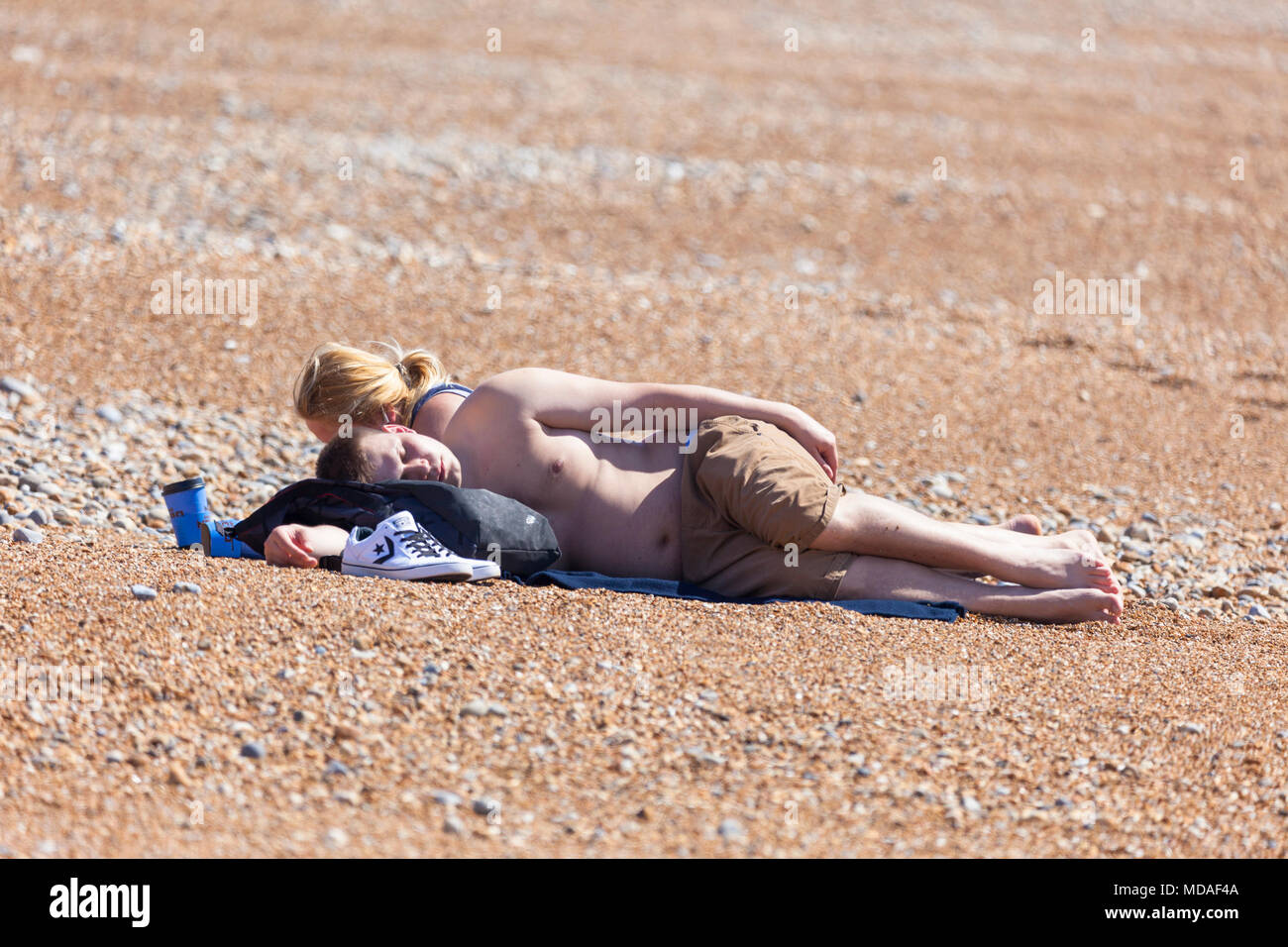 Hastings, East Sussex, Regno Unito. Xix Apr, 2018. Regno Unito Meteo: una giornata calda nella cittadina balneare di Hastings sulla costa sud est con temperature dovrebbero superare 23°C. Un sacco di persone sono fuori e circa approfittando del mini ondata di calore e seduto sulla spiaggia che sta colpendo la Gran Bretagna. © Paul Lawrenson 2018, Photo credit: Paolo Lawrenson / Alamy Live News Foto Stock