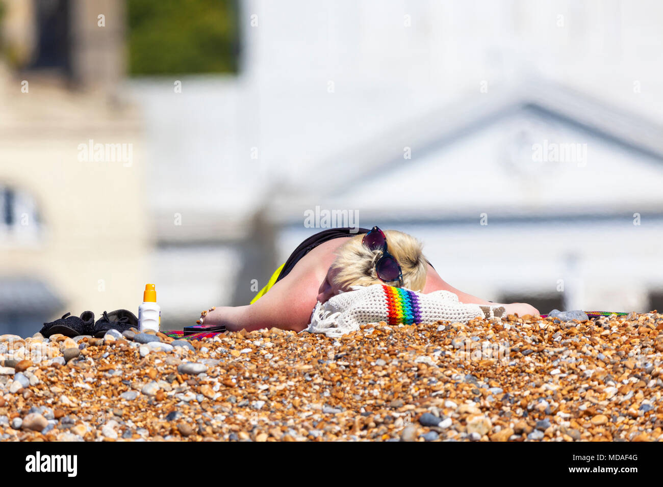 Hastings, East Sussex, Regno Unito. Xix Apr, 2018. Regno Unito Meteo: una giornata calda nella cittadina balneare di Hastings sulla costa sud est con temperature dovrebbero superare 23°C. Un sacco di persone sono fuori e circa approfittando del mini ondata di calore e seduto sulla spiaggia che sta colpendo la Gran Bretagna. © Paul Lawrenson 2018, Photo credit: Paolo Lawrenson / Alamy Live News Foto Stock