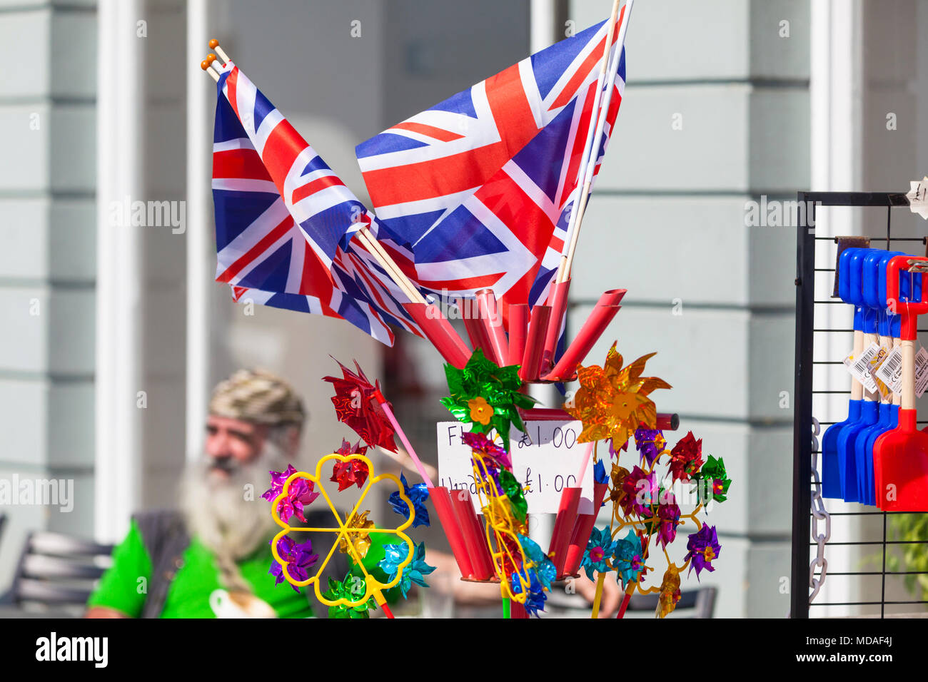 Hastings, East Sussex, Regno Unito. Xix Apr, 2018. Regno Unito Meteo: una giornata calda nella cittadina balneare di Hastings sulla costa sud est con temperature dovrebbero superare 23°C. Un sacco di persone sono fuori e circa approfittando del mini ondata di calore che sta colpendo la Gran Bretagna. © Paul Lawrenson 2018, Photo credit: Paolo Lawrenson / Alamy Live News Foto Stock